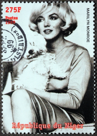 NIGER - CIRCA 1999: A postage stamp printed by NIGER shows image portrait of famous American actress, model and singer Marilyn Monroe (1926-1962), circa 1999のeditorial素材