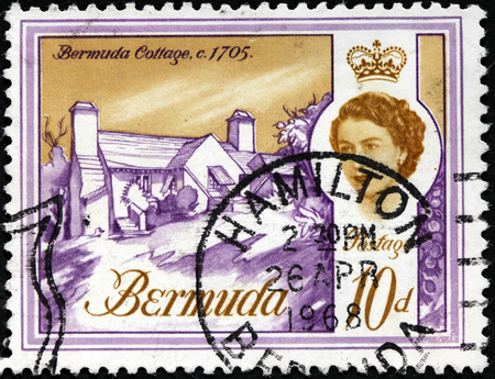 BERMUDA - CIRCA 1962: A stamp printed by BERMUDAS ISLES shows view of Bermuda Cottage, 1705, circa 1962のeditorial素材