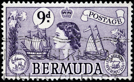 BERMUDA - CIRCA 1953: A stamp printed by BERMUDAS ISLES shows Image Portrait of Queen Elizabeth II and images of early hog coins of Sommer Islands, circa 1953のeditorial素材