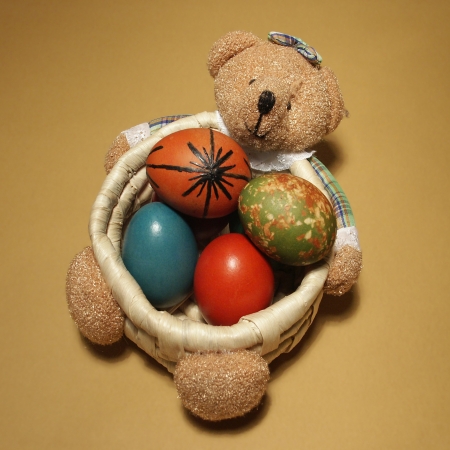 Easter eggs in bearhamperの写真素材