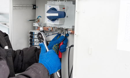 The process of connecting high voltage wires by means of fastening keys
