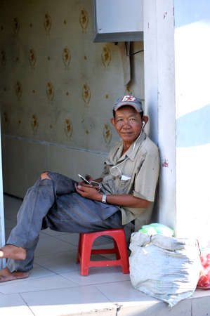 HO CHI MINH, VIETNAM - OCTOBER 08, 2014: A homeless man rests with his sack of thingsのeditorial素材