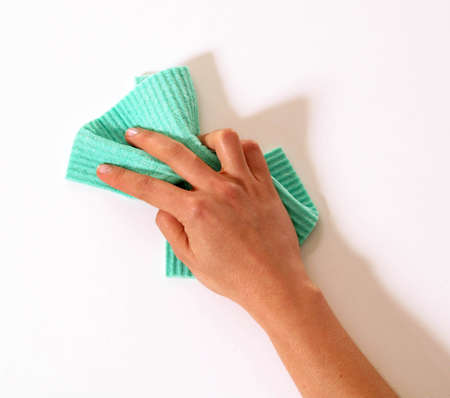 Cleaning the wall with the cleaning sponge tool.