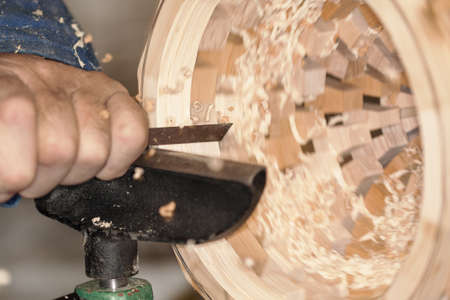 Manufacture d \ 'a vase on a wooden tower