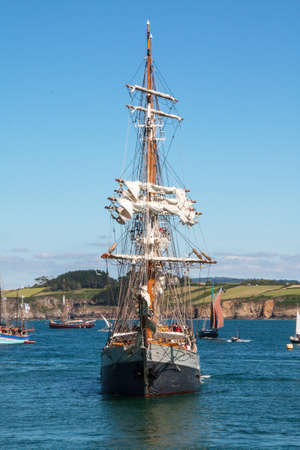 Old gracefully in the bay of Douarnenez, Finistère, Bretazgne