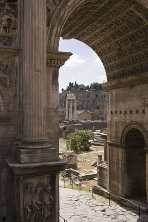 View through Arco di Settimio Severoの写真素材