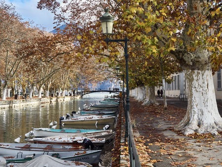 Shot of the canal full of boats which brings to the famous Pont Des Amours in Annecy, Franceのeditorial素材