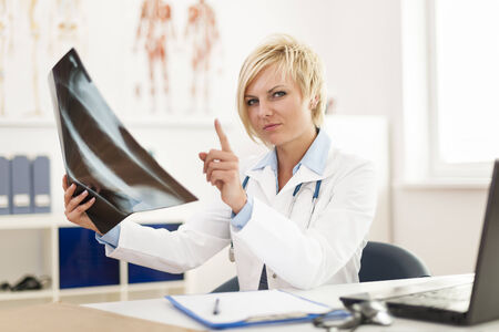 Female doctor checking x ray image
の写真素材