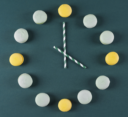 Clock made of macaroons and drinking straws