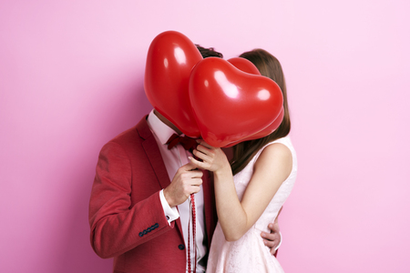 Couple kissing behind balloons
の写真素材