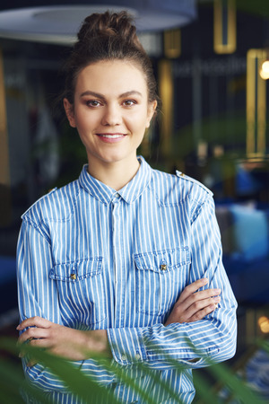 Portrait of confident woman with arms crossedの写真素材