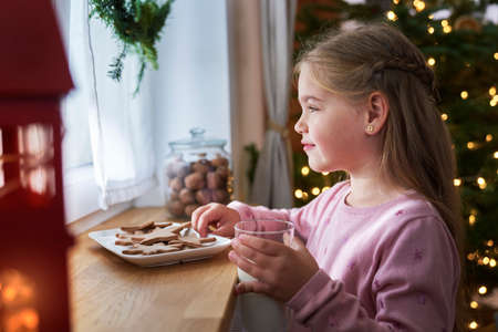 Little girl waiting for Santa Clausの写真素材