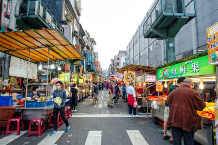 Keelung,Taiwan - March 18,2015 : Keelung Miaokou night market famous throughout Taiwan for its large selection of food.People can seen walking and exploring around it.のeditorial素材