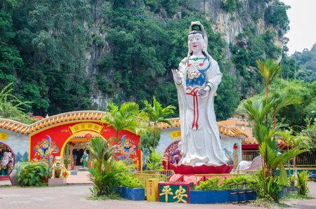 Ipoh,Malaysia - July 16,2015 : Guan Yin statue which is located at Ling Sen Tong Cave Temple, the temple located at the Gurung Rapat area and it is just beside to the main road Jalan Gopeng.のeditorial素材