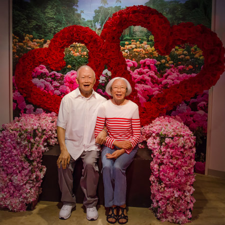 Singapore - September 15,2015 : The wax figure of Lee Kuan Yew and Kwa Geok Choo in Madame Tussauds Singapore. Lee Kuan Yew was the first Prime Minister of Singapore.のeditorial素材