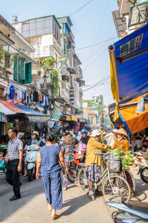Hanoi,Vietnam - November 2,2017 : Busy local daily life of the morning street market in Hanoi, Vietnam. A busy crowd of sellers and buyers in the market.のeditorial素材