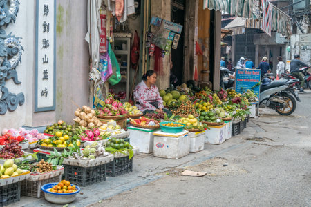 Hanoi,Vietnam - November 6 ,2017 : Local daily life of the unidentified street vendor at the morning market in Hanoi, Vietnam.のeditorial素材