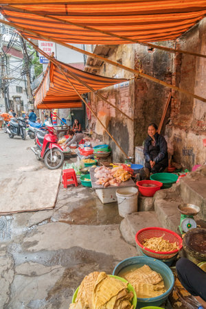 Hanoi,Vietnam - November 6 ,2017 : Local daily life of the unidentified street vendor at the morning market in Hanoi, Vietnam.のeditorial素材