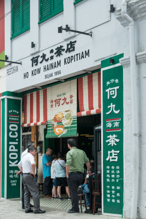 KL ,Malaysia - Oct 9,2019 : People can seen queuing in front of the Ho Kow Hainam Kopitiam. It is a decades old traditional Hainanese coffee shop which is located nearby the Petaling Street area.のeditorial素材
