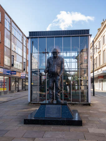 Statue of Fred Dibnah in Bolton town centre Lancashire July 2020のeditorial素材