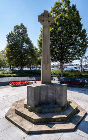 war memorial with celtic in cross in the town centre in Ellesmere Port Cheshire July 2020のeditorial素材