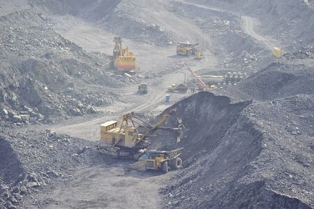 Loading and export of iron ore in career by open way by means of dredges and lorries