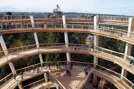 The observation tower of the treetop path in Bad Wildbad. The view is on the top floor in 40 meters height and on the levels below that thread Accessible upwards. A spruce on the opposite side dominates this high tower by a few meters and allows visitorsのeditorial素材