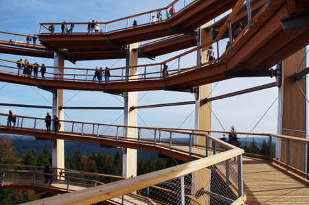 The Cimrman the treetop path in Bad Wildbad. The view is on the top floor in 40 meters height and on the levels below that thread Accessible upwards. The viewer sees the infinite acting Forest Sea of the Black Forest. On the horizon, the forest hills sinkのeditorial素材