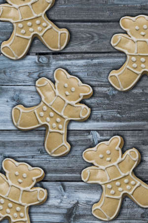 five gingerbread bears in wood backgroundの写真素材