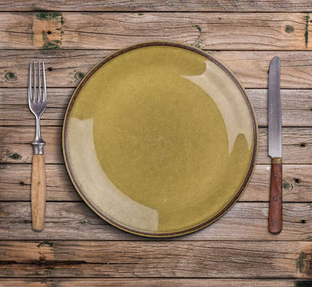 Empty green plate on a weathered wooden backgroundの写真素材