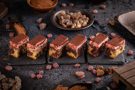 Mini marble cakes