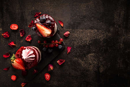 Mini round strawberry cheesecakeの写真素材