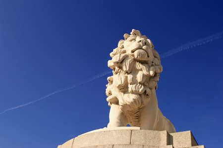 a stone lion on a plinth on the embankment in Londonの写真素材