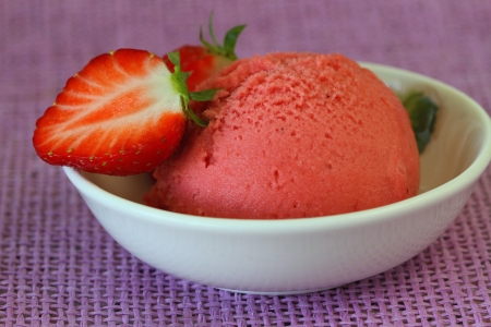 Strawberry sorbet and fresh strawberryの写真素材