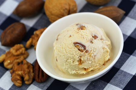 Pecan, walnut and caramel ice creamの写真素材
