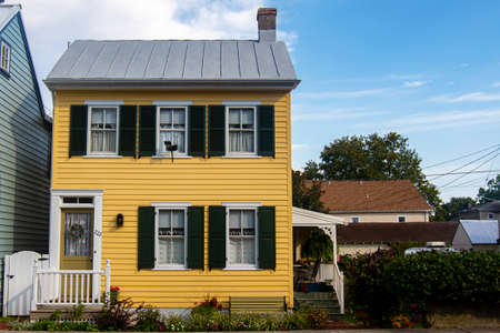 Chesapeake City, MD, USA, 08/26/2020: Isolated exterior image of a well maintained civil war era traditional American House. This two story single family house is located in the historic districtのeditorial素材