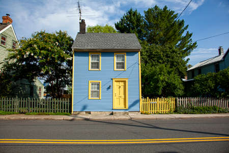Chesapeake City, MD, USA, 08/26/2020: Isolated exterior image of a well maintained civil war era traditional American House. This two story single family house is located in the historic districtのeditorial素材