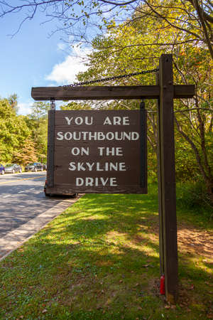 Shenandoah Valley, VA, USA 09/27/2020: Entrance of Shenandoah National Park, a popular getaway destination near DC metropolitan area. Wooden sign says southbound Skyline drive, top attraction of parkのeditorial素材