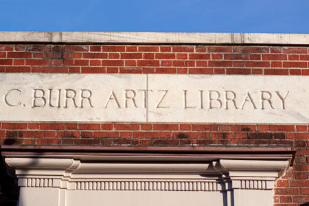 Frederick, MD, USA 11-22-2020:  Exterior view of C. Burr Artz Public Library located in Carroll Creek Park, downtown Frederick. The name is engraved on marble placed on a brick wallのeditorial素材