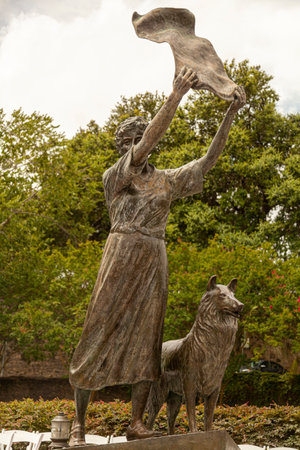 Savannah, GA, USA 07-04-2018: The Waving Girl Statue of Florence Martus on the riverfront of Savannah. This local girl greeted all the passing ships in and out of harbor by waving to them for 44 yearsのeditorial素材