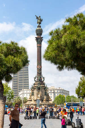 05-01-2010 Barcelona, Spain: Vertical image of the towering statue of Christopher Columbus on a 60 m column (Monument a Colom) towering the harbor district. People are around on this sunny day.のeditorial素材