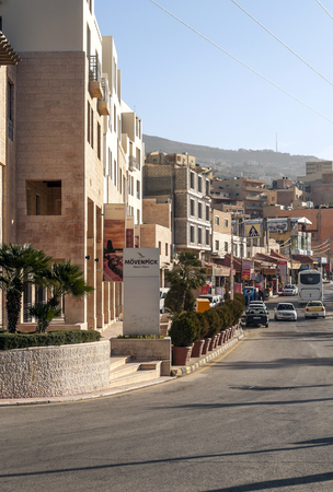 PETRA, JORDAN-FEBRUARY 2015. Plaza with souvenir shops for tourists in the Jordanian city of Petra.のeditorial素材