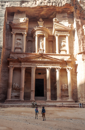 PETRA, JORDAN-FEBRUARY 2015. Tourists in Petra in Jordan .. Petra is an important archaeological site in Jordan, and the capital of the ancient Nabatean kingdom, whose inhabitants called it Raqmu. Petra is not a city built with stone but, literally, excavのeditorial素材
