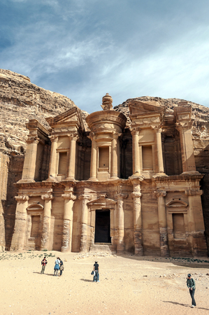 PETRA, JORDAN-FEBRUARY 2015. Tourists in Petra in Jordan .. Petra is an important archaeological site in Jordan, and the capital of the ancient Nabatean kingdom, whose inhabitants called it Raqmu. Petra is not a city built with stone but, literally, excavのeditorial素材