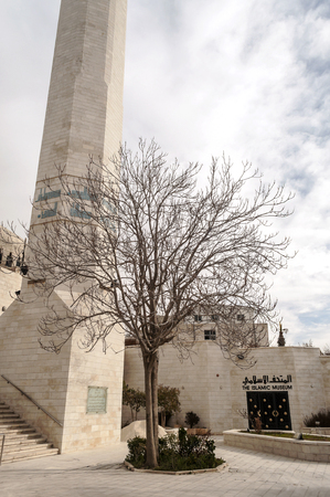 Mosque of King Abdallah in Jordan. The mosque is crowned by a dome covered with magnificent blue mosaics and has a capacity of up to 3,000 people, it also has two smaller domes and two minarets of futuristic architecture. The mosque is located on the Jebeのeditorial素材