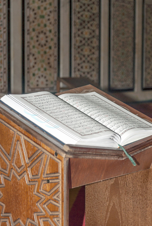Coran en el interior de la Mezquita del rey Abdallah en Jordania. La mezquita estÃ¡ coronada por una cÃºpula cubierta con magnÃ­ficos mosaicos azules y posee una capacidad de hasta 3.000 personas, ademÃ¡s posee dos cÃºpulas mÃ¡s pequeÃ±as y dos minaretes のeditorial素材
