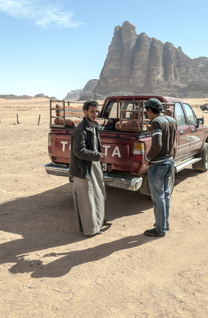WADI RUM, JORDAN-FEBRUARY 2015. Tourists in the desert of Wadi Rum. Wadi Rum is a protected desert area located in southern Jordan. It is characterized by impressive sandstone mountains such as Ishrin and natural arches such as the stone bridge of Burda.のeditorial素材