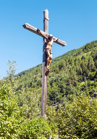 Tombs in the Grimentz cemetery in the Saint Luc valley on a sunny day.の販売画像