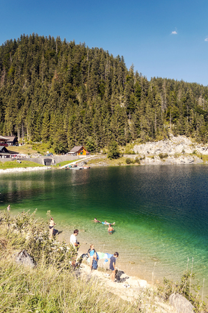 Gosau, Gmunden, Austria-September 2015. Lake Gosau with anonymous people bathing in the Austrian alps on a sunny day.のeditorial素材