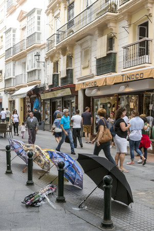 Cadiz, Andalusia, Spain-Octuber 2017. Anonymous people walking through the streets of Cadiz. Cadiz is a city and municipality of Spain, capital of the homonymous province, in the autonomous community of Andalusia. With 118 048 inhabitants registered in 20のeditorial素材